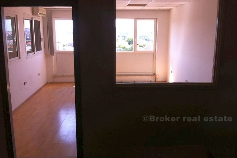 05 4052 30 Split Office Space For Rent