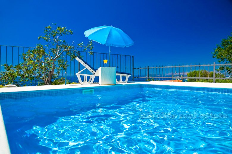 07 4383 30 Split area villa for sale swimming pool