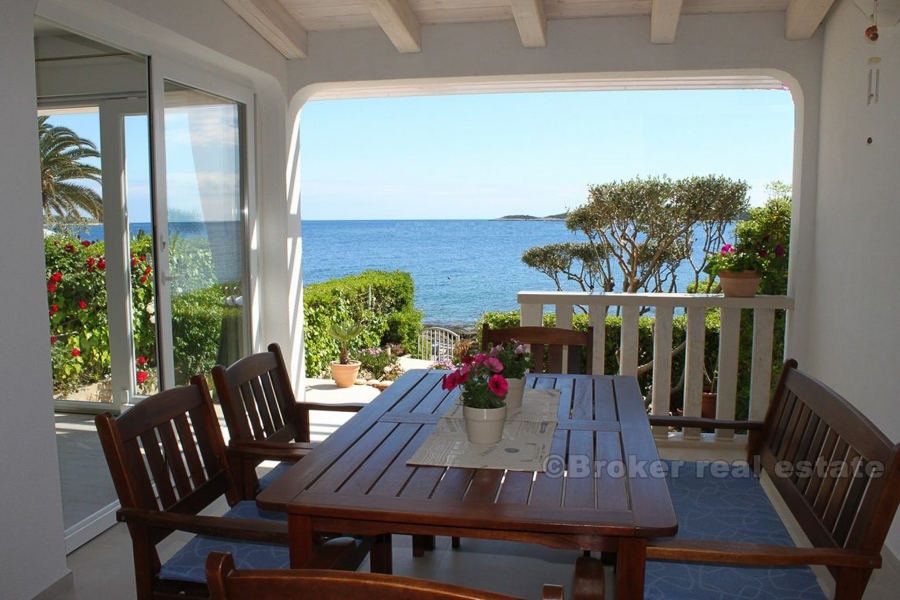 10 2021 101 Vis house by the sea for sale