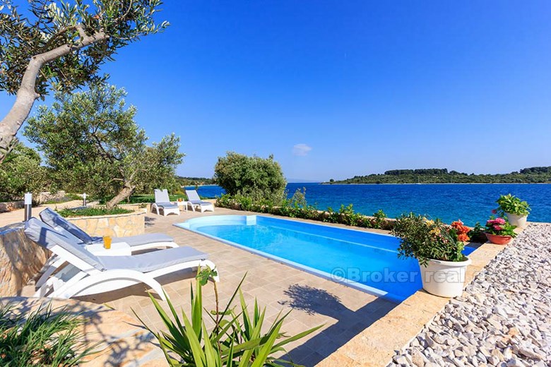 01 4623 30 Ciovo villa for rent by the sea