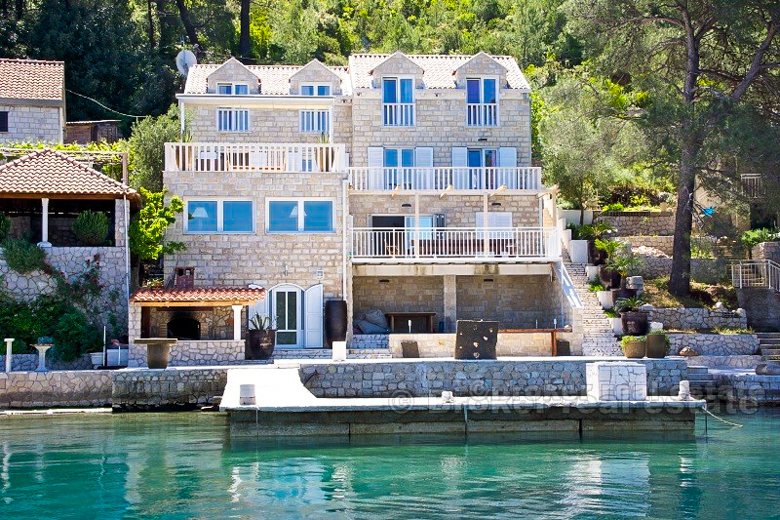 05 3500 30 Peljesac house seafront for sale