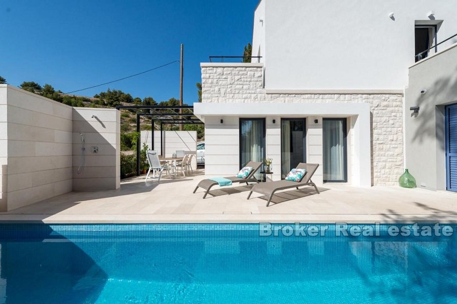 003 2021 173 island brac villa with pool for sale