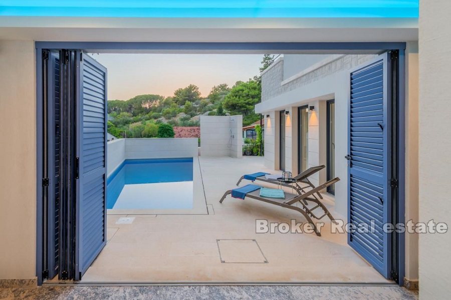 006 2021 173 island brac villa with pool for sale