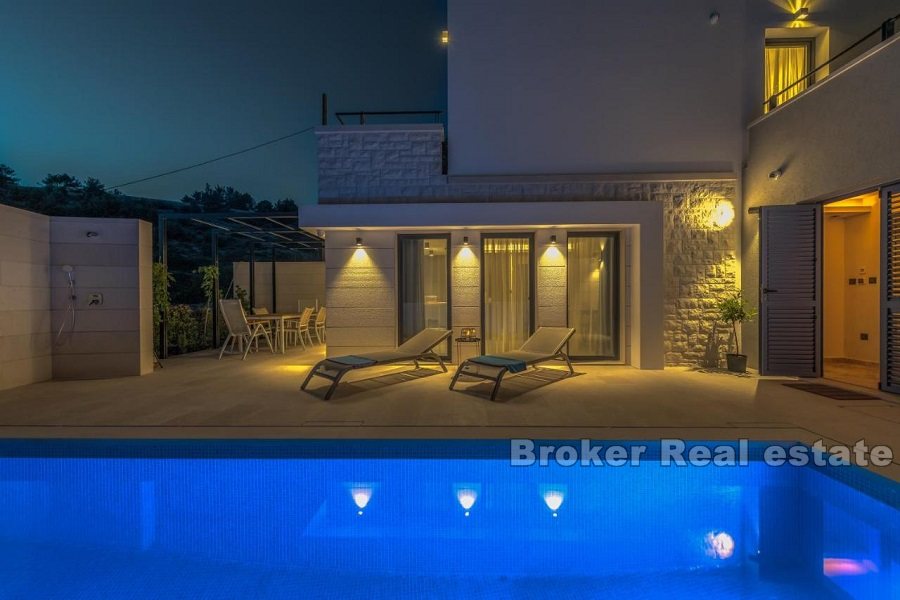 018 2021 173 island brac villa with pool for sale