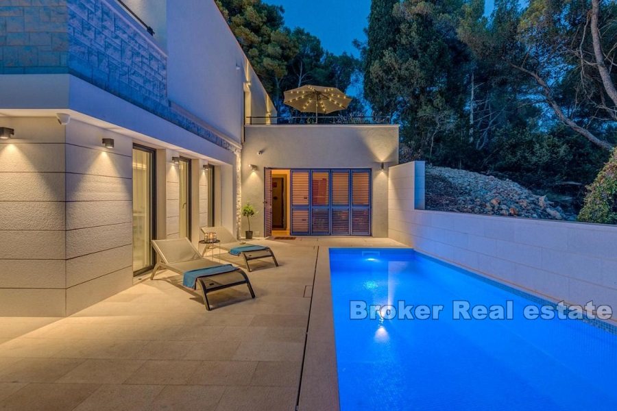 019 2021 173 island brac villa with pool for sale