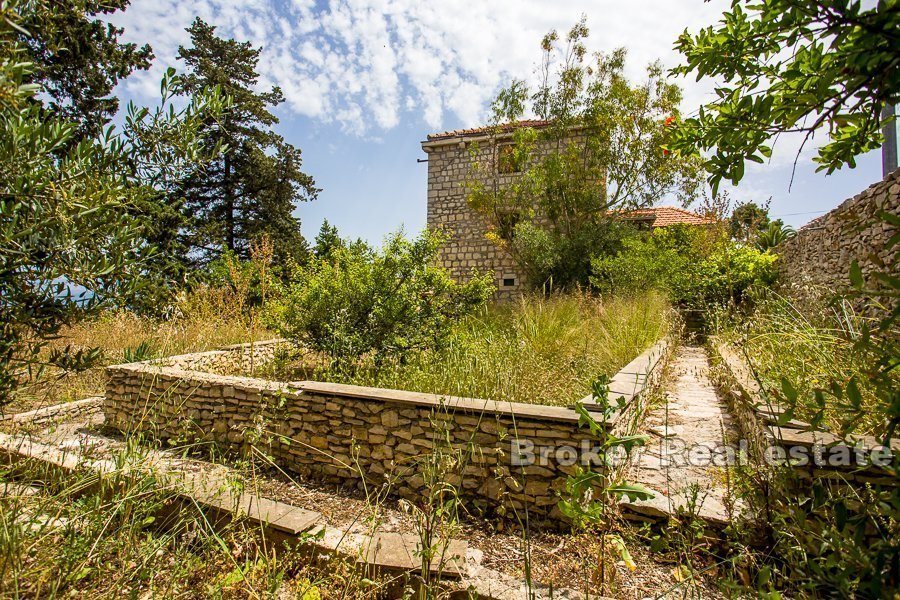 09 2019 62 Brac stone house seafront for sale