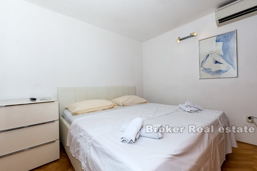 07 4919 30 Split apartment for rent