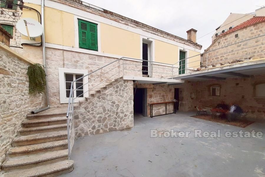 001 2016 372 split family house with yard for rent