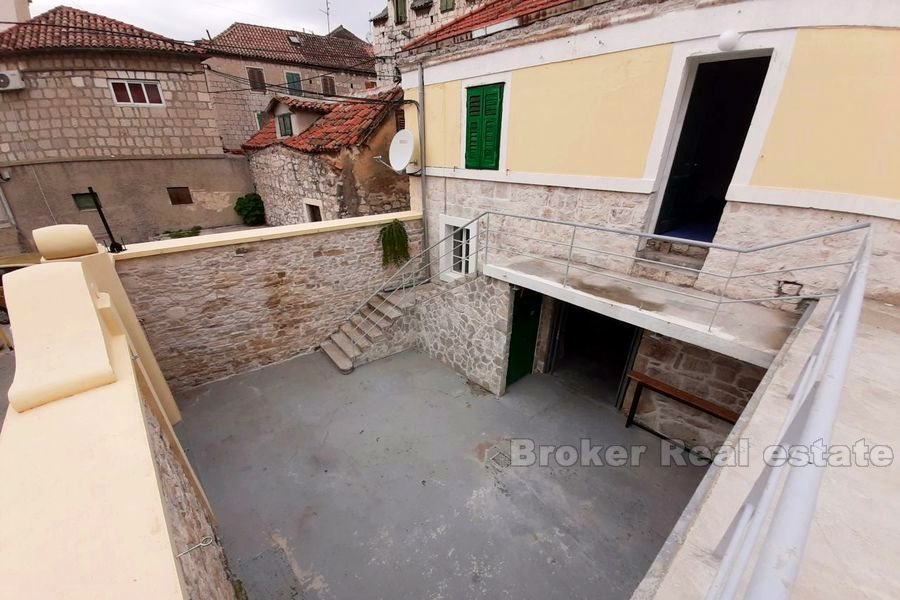 004 2016 372 split family house with yard for rent