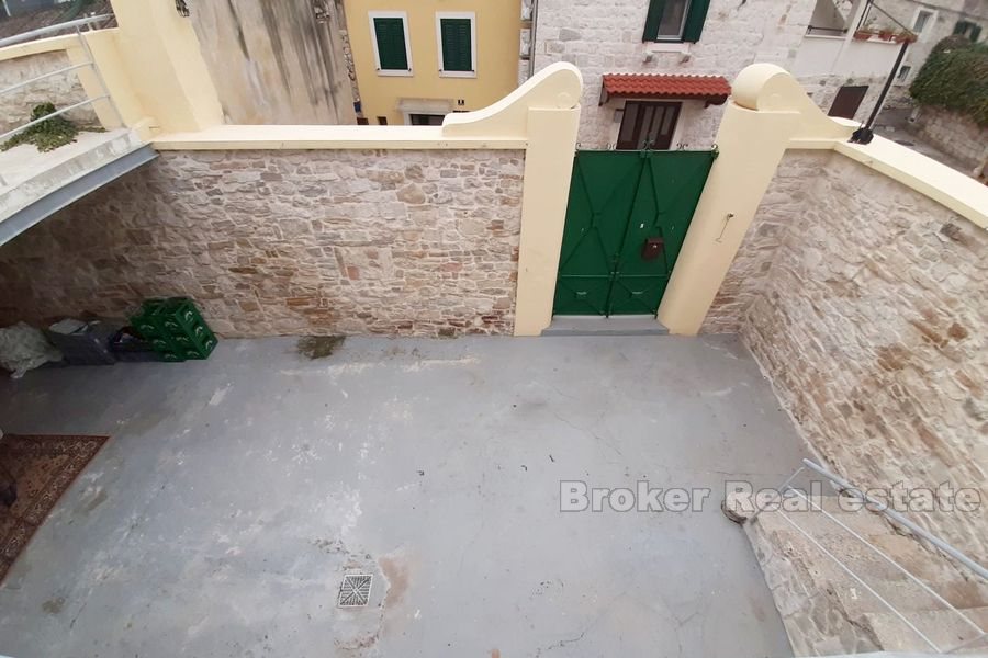 006 2016 372 split family house with yard for rent