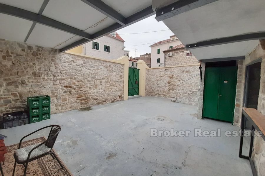 007 2016 372 split family house with yard for rent