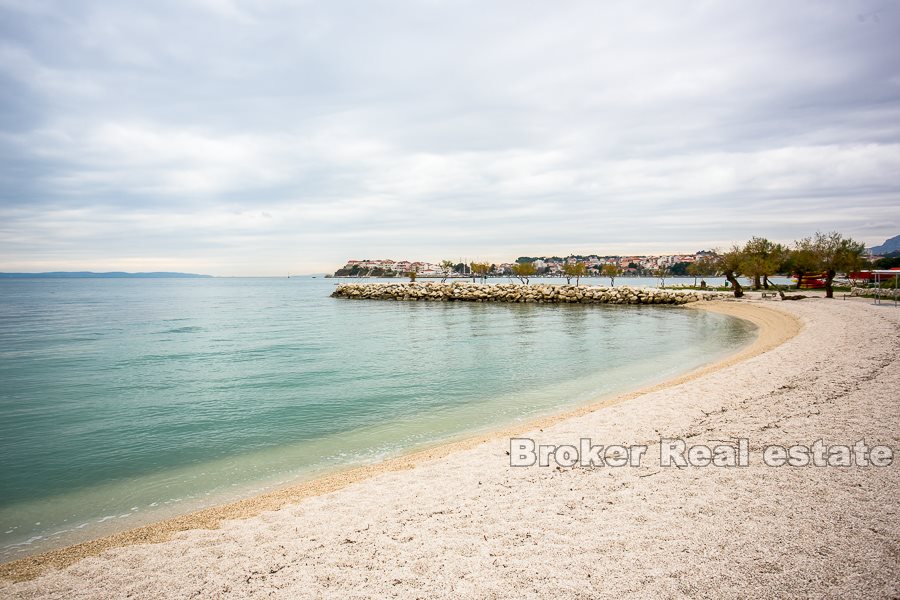 01 4937 30 Split area house seafront for sale