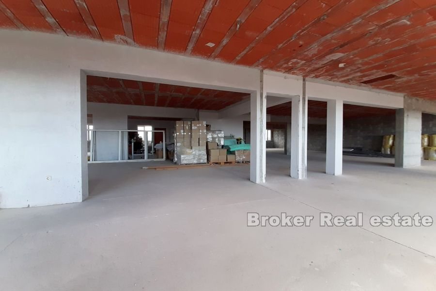 008 2016 399 split business space for rent