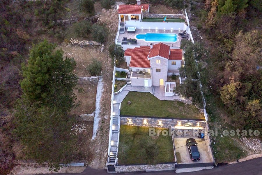 016 4983 30 near omis new villa with pool for sale