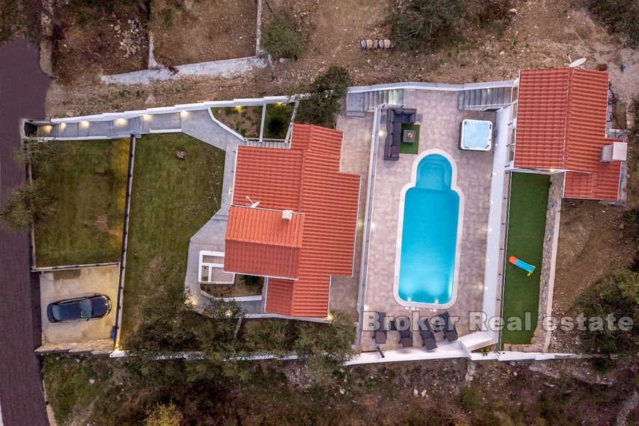 017 4983 30 near omis new villa with pool for sale