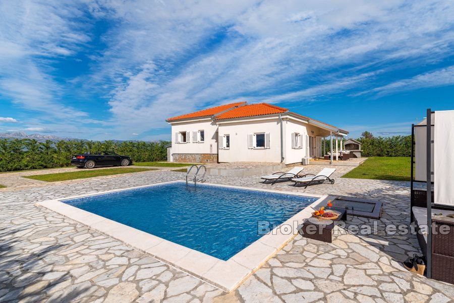 0001 5014 30 detached house with pool Zadar for sale