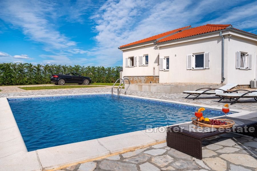0015 5014 30 detached house with pool Zadar for sale