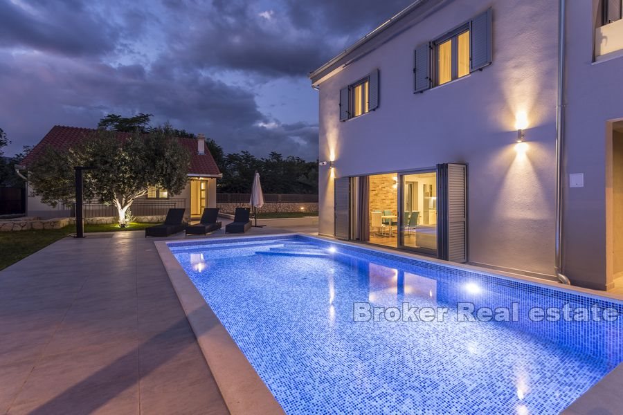 003 2025 75 Newly built house with pool Split for sale