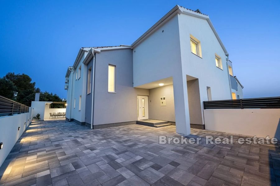 0014 2016 465 House with pool and sea view near Sibenik for sale