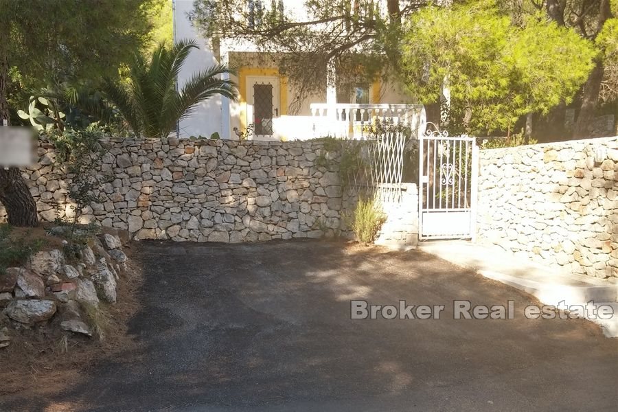 011 3949 30 Vis apartment house with a spacious garden for sale