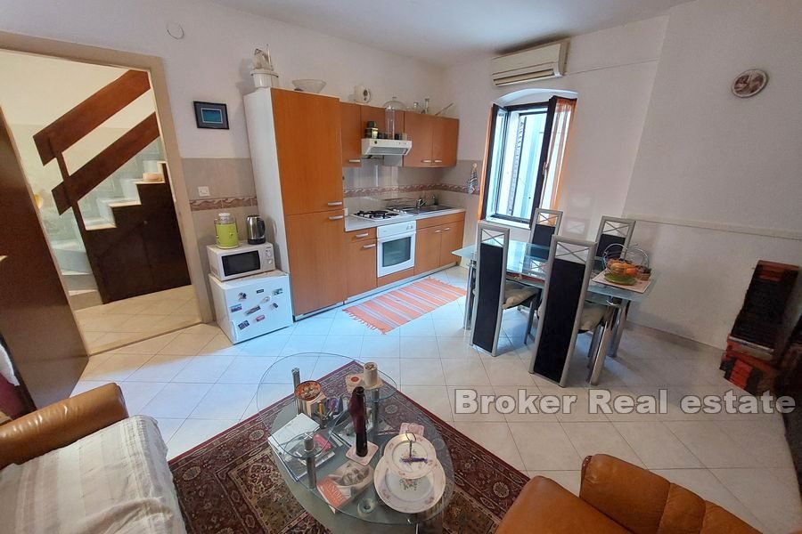 001 5065 30 Split center house in a great location in center for sale