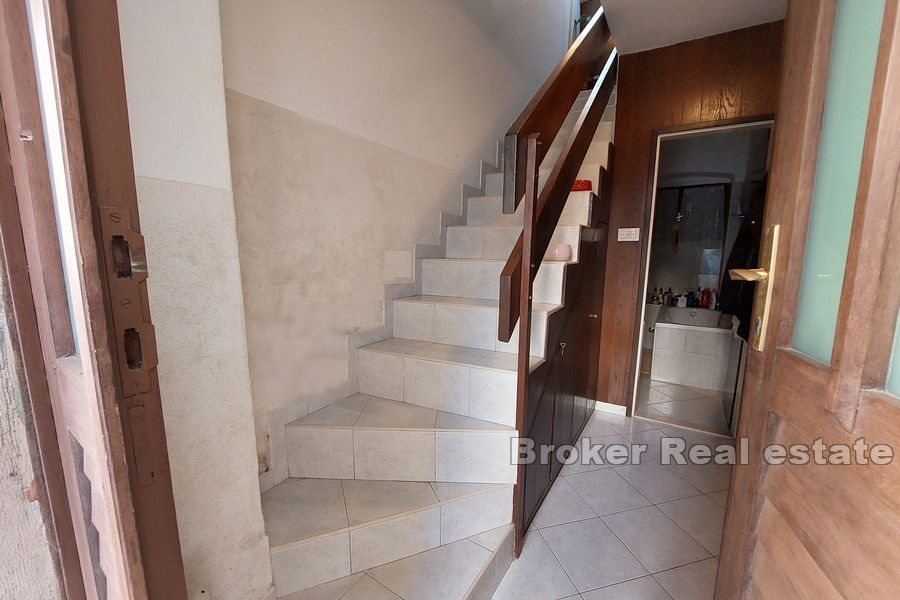 009 5065 30 Split center house in a great location in center for sale