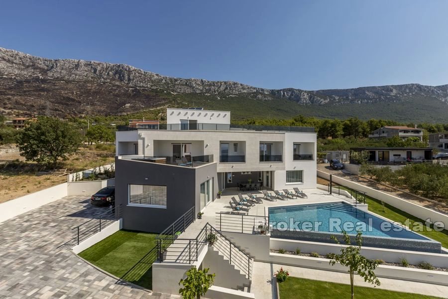 002 2040 09 Kastela villa with pool and sea view for sale