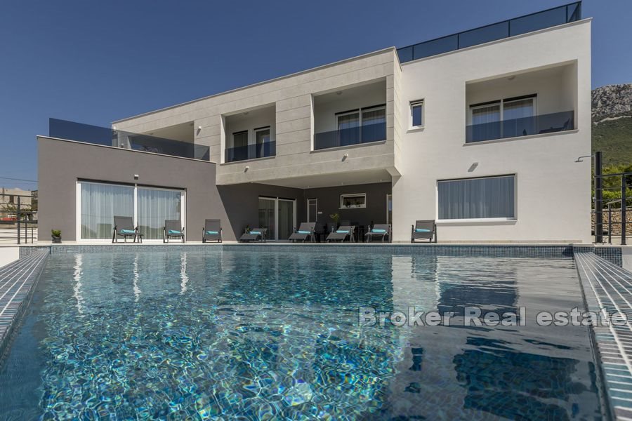 003 2040 09 Kastela villa with pool and sea view for sale