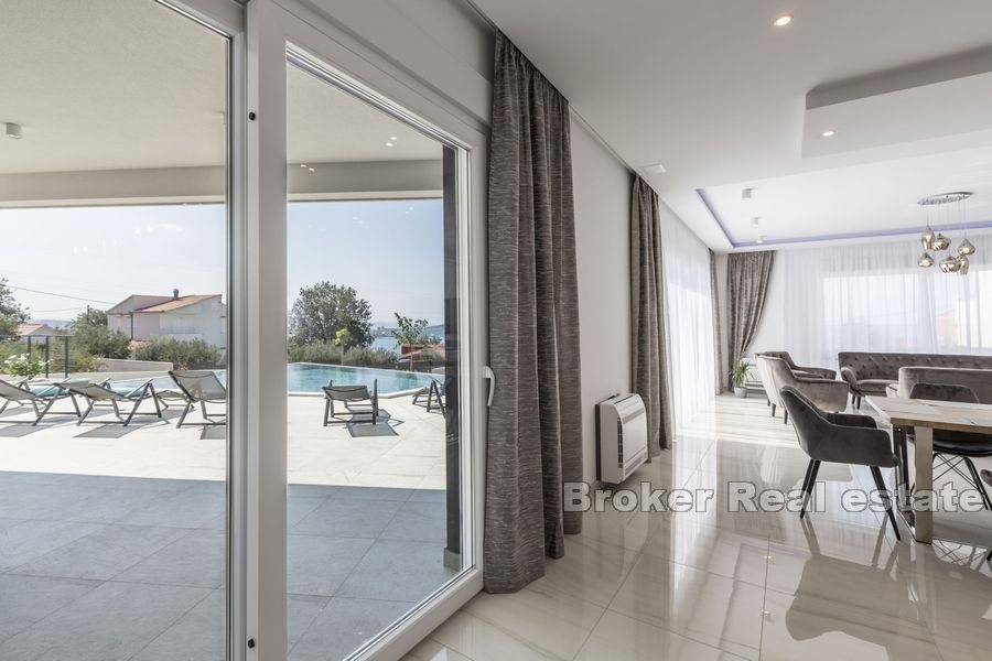 008 2040 09 Kastela villa with pool and sea view for sale