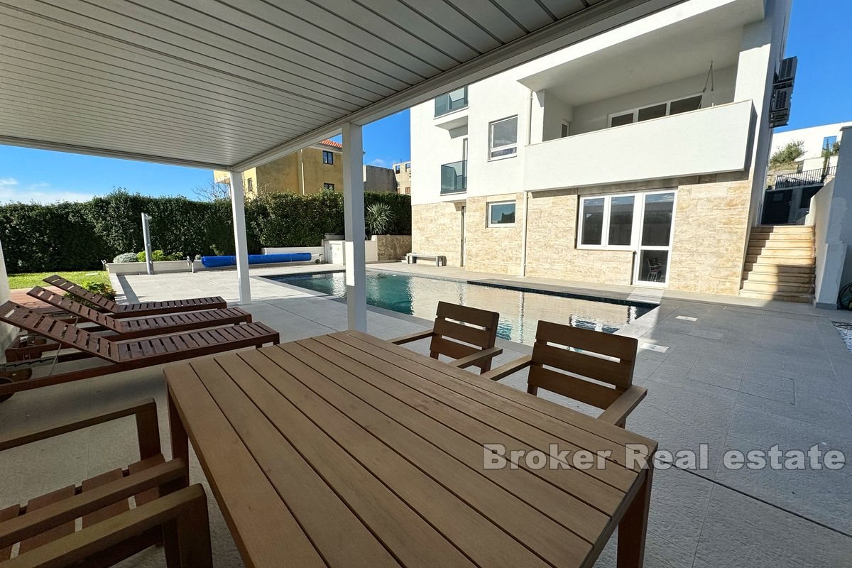 009 2022 379 split beautiful house with pool for sale