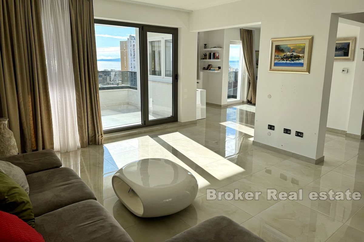 011 2022 379 split beautiful house with pool for sale