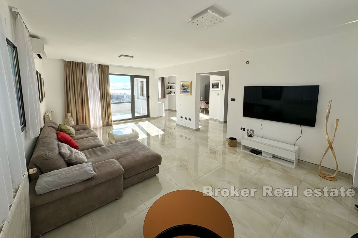 013 2022 379 split beautiful house with pool for sale